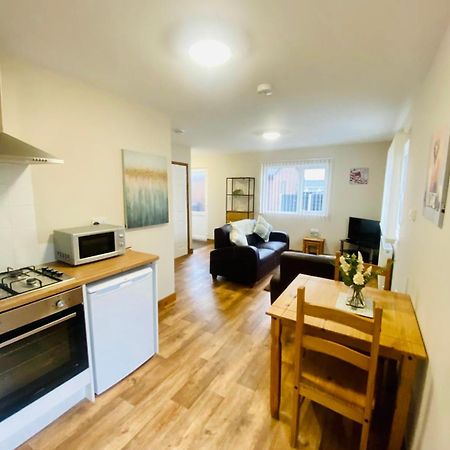 Elder Cabin With Hot Tub York Extérieur photo
