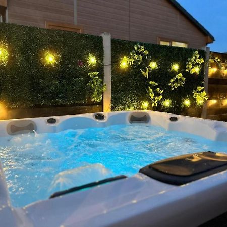 Elder Cabin With Hot Tub York Extérieur photo