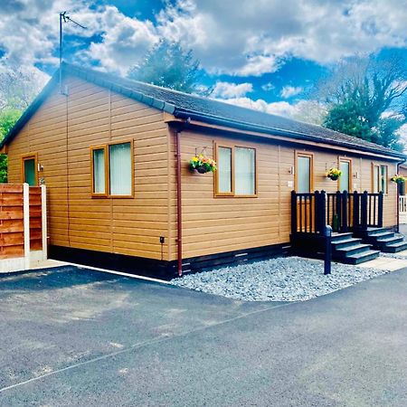Elder Cabin With Hot Tub York Extérieur photo