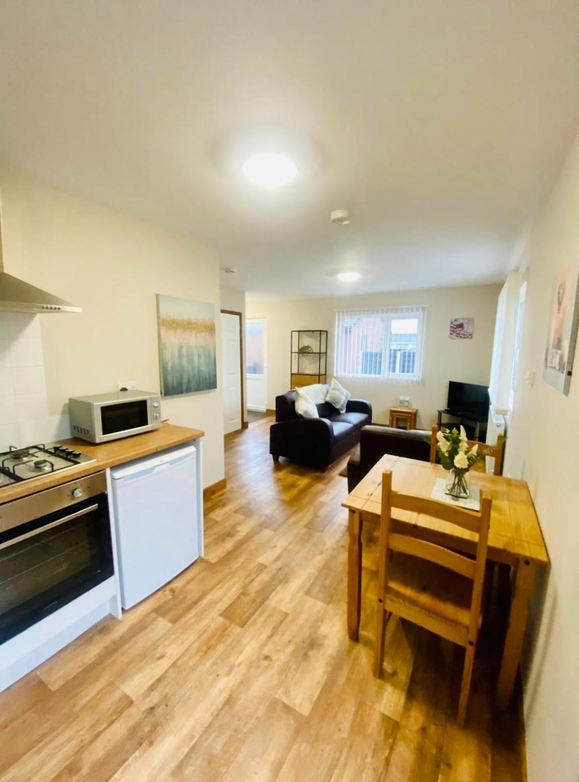 Elder Cabin With Hot Tub York Extérieur photo