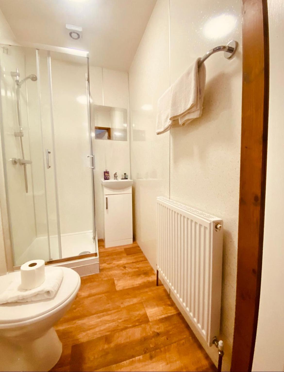 Elder Cabin With Hot Tub York Extérieur photo