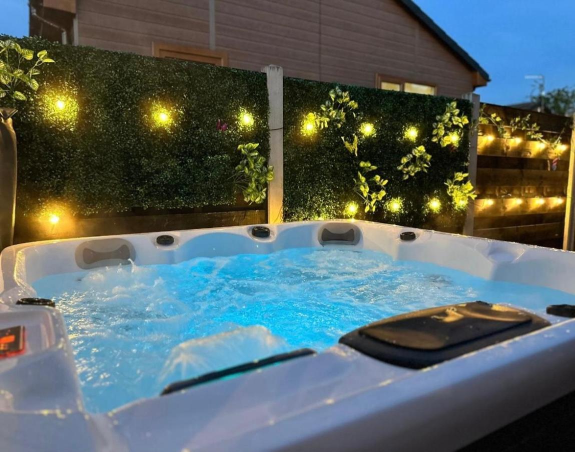Elder Cabin With Hot Tub York Extérieur photo