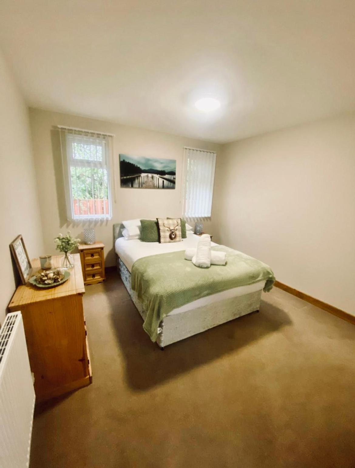 Elder Cabin With Hot Tub York Extérieur photo