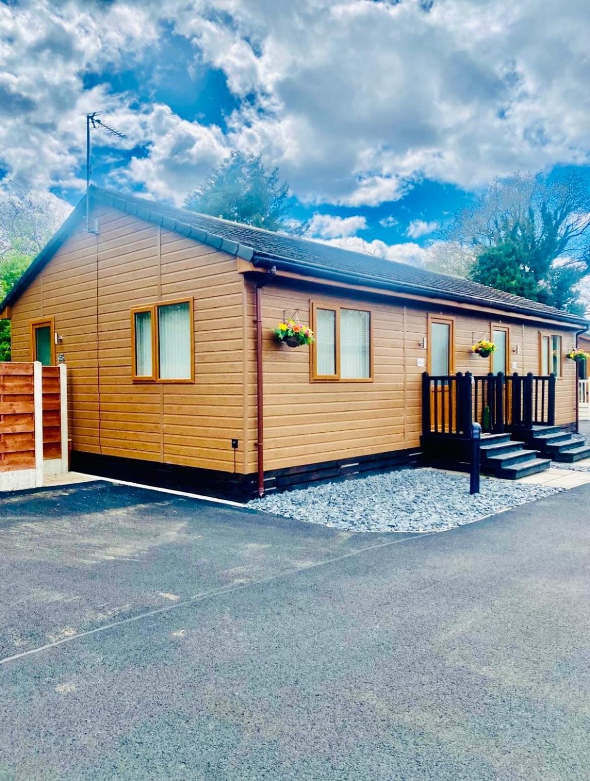 Elder Cabin With Hot Tub York Extérieur photo
